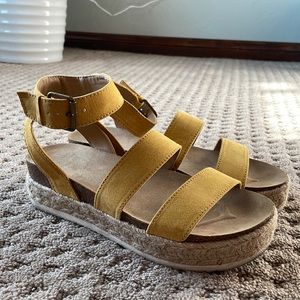 Universal Threads Yellow Sandals Size 8